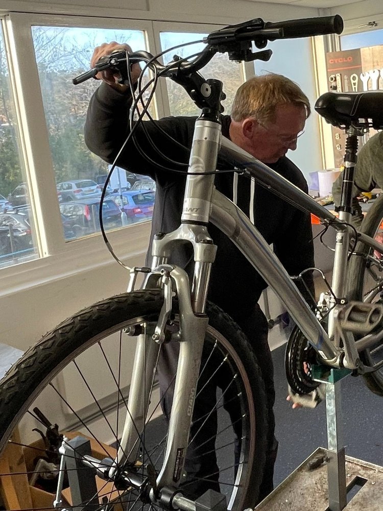 Overton Saturday Market Donates £300 to Support Test Valley Men’s Shed Bike Hub Initiative